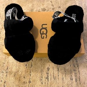 Black and white Ugg Oh Yeah slides